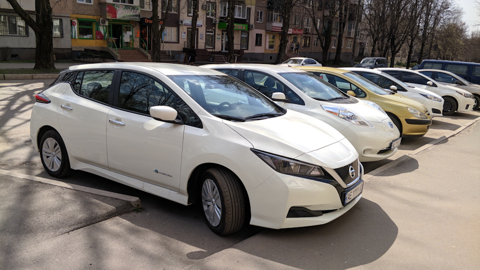 Перше та друге покоління Nissan Leaf у порівнянні 2