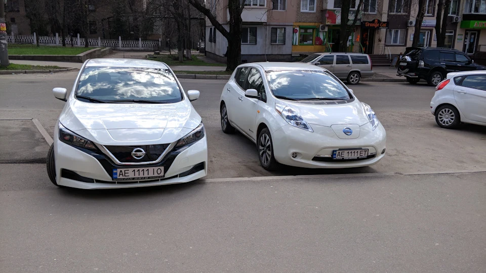 Перше та друге покоління Nissan Leaf у порівнянні