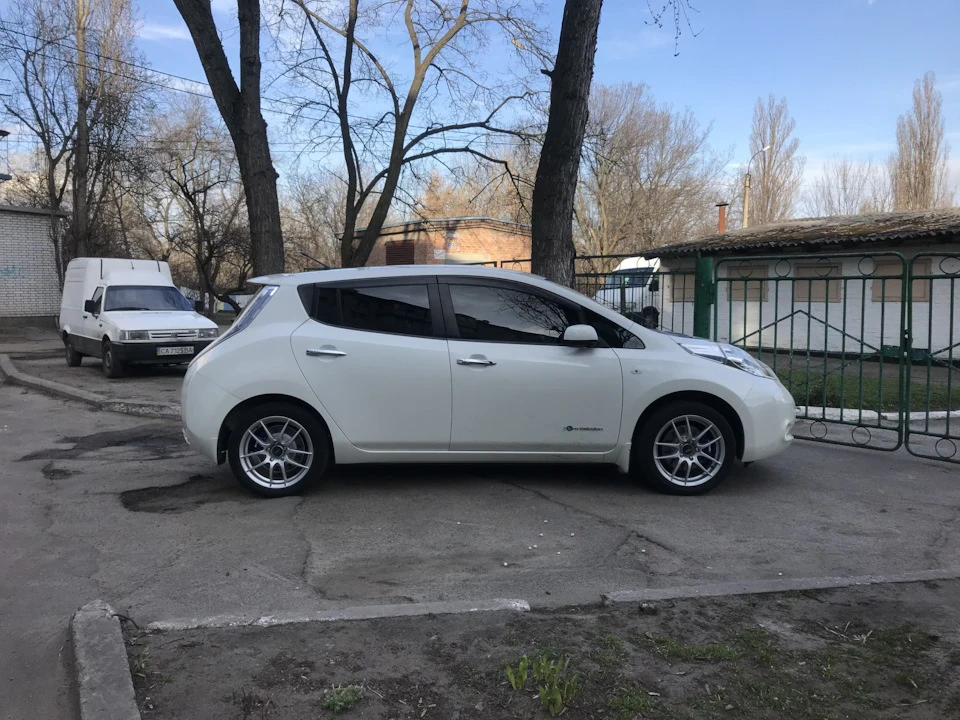 Гума r17 на Leaf