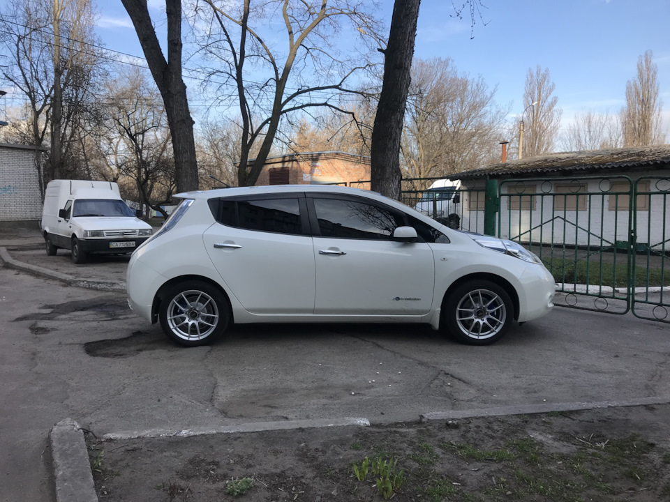 Гума r17 на Leaf 1