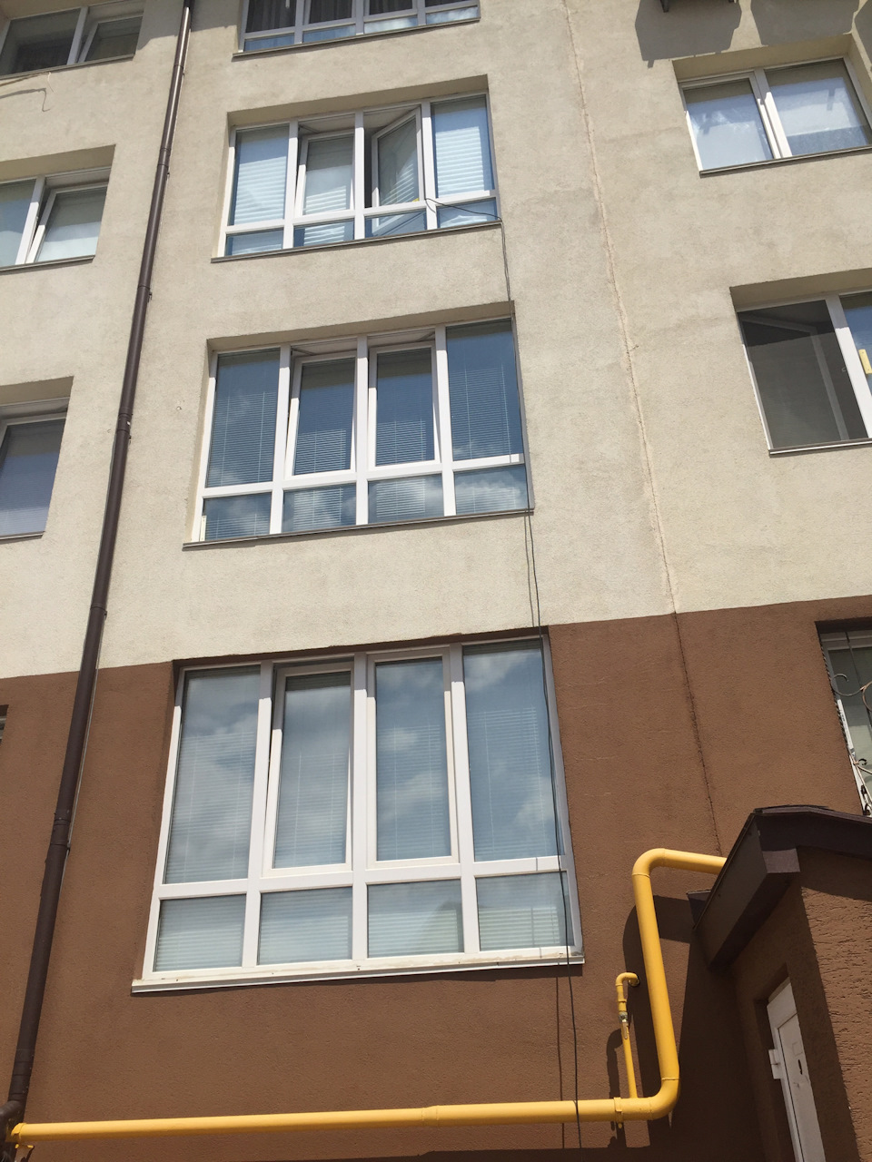 Заряджання електромобіля в багатоквартирному будинку 2