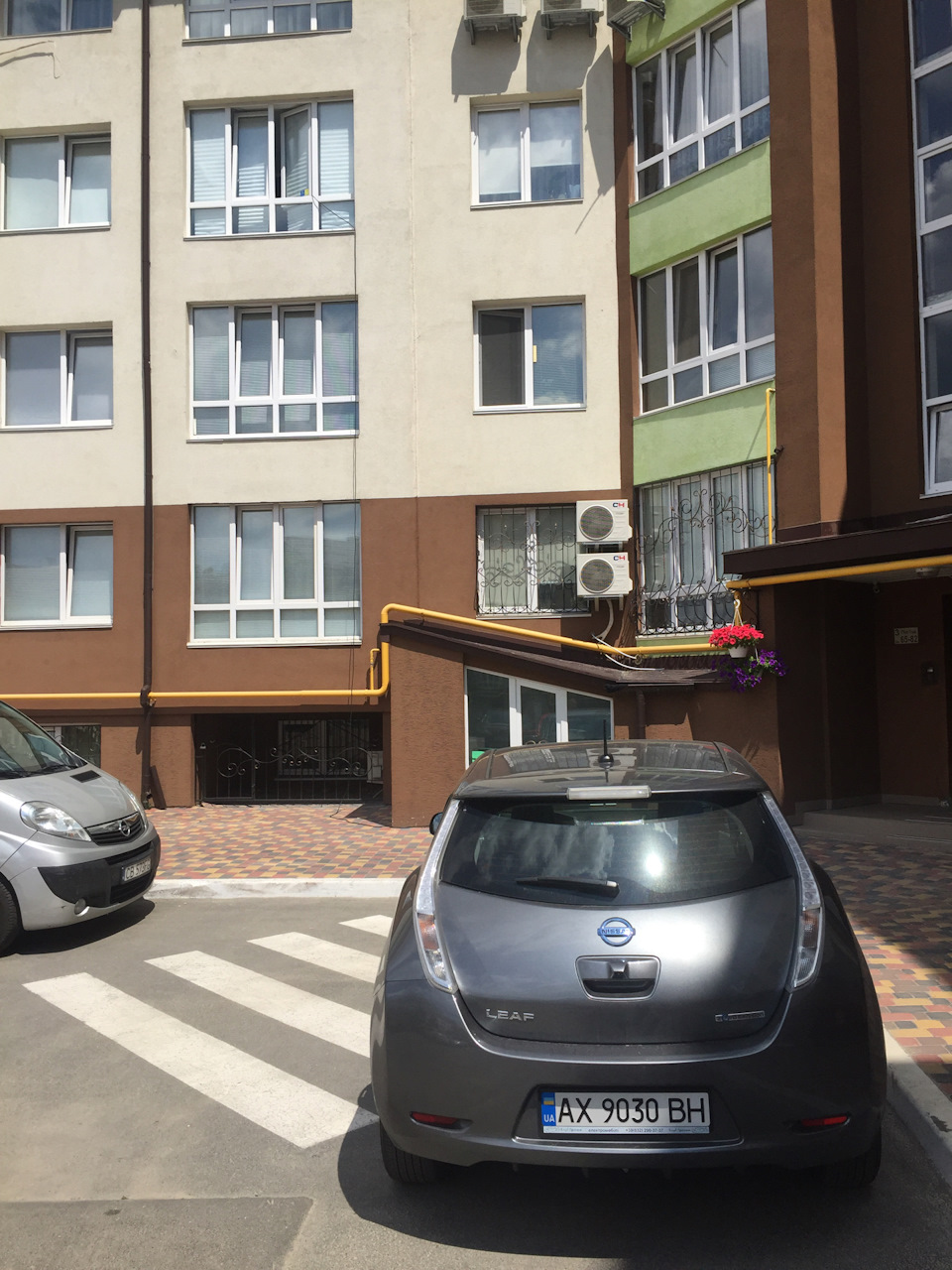 Заряджання електромобіля в багатоквартирному будинку 1