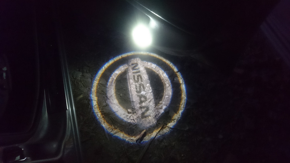 Встановлення підсвічування дверей з логотипом Nissan 4