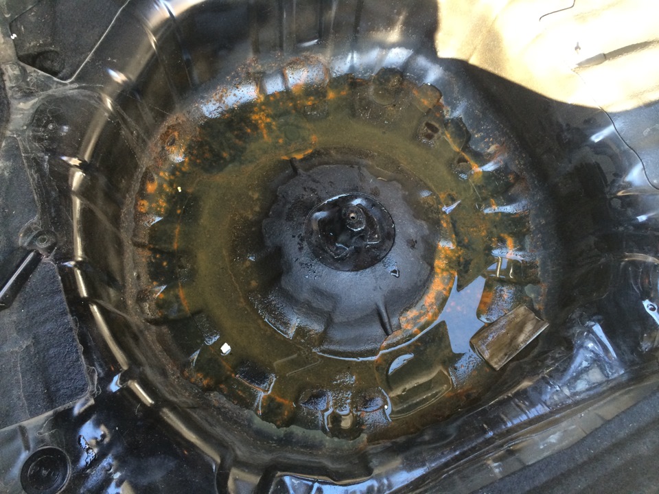Вода у відсіку для запаски 2