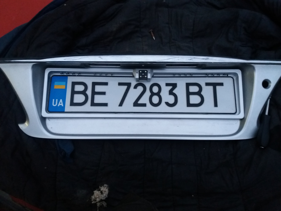 Камера заднього виду в номерній рамці. 4