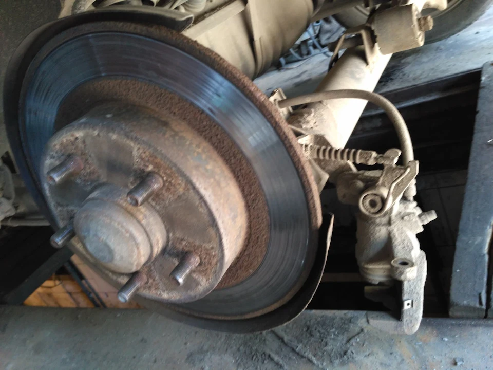 Задні супорти обслужені та колодки поміняні