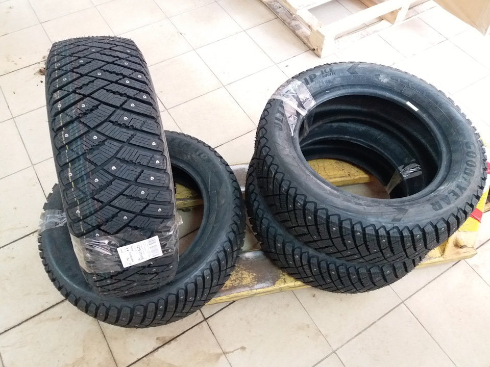 Купив нову шиповану гуму GoodYear Ultra Grip Ice Arctic 215/60 R16 1