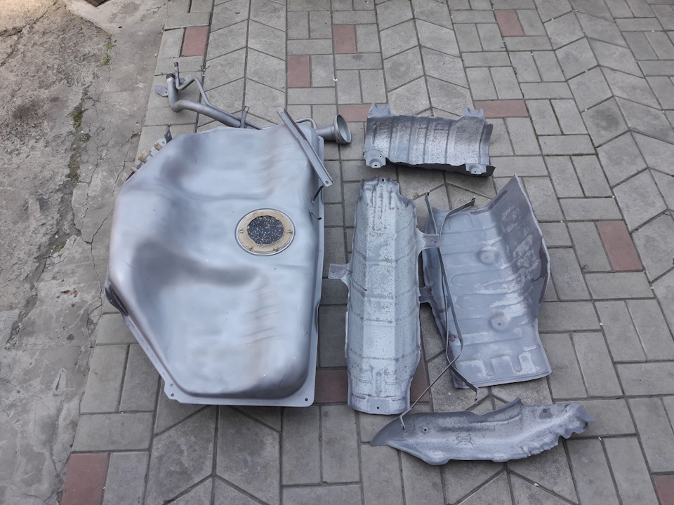 Піскострумин бака, дріб'язки та оцинкування гайок 2