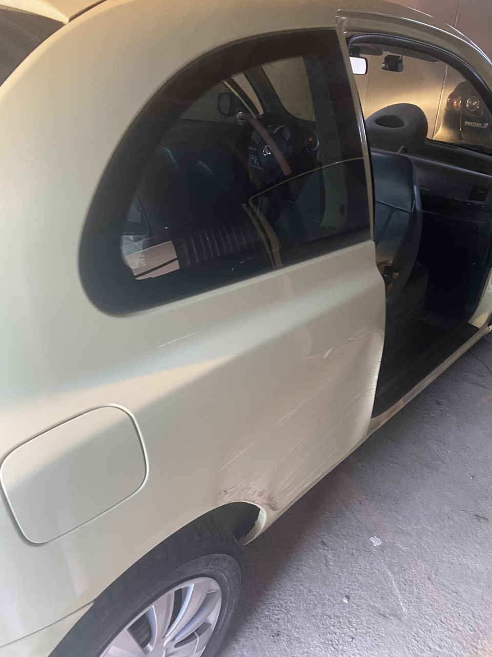 Вдарилася при заїзді в гараж 😭 1
