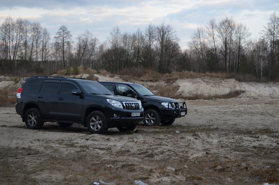 Nissan Navara D40 тягне з болота бегемота Toyota Land Cruiser Prado 150 4.0 1