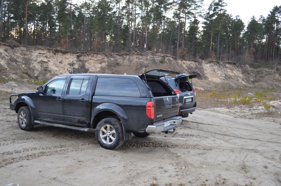 Nissan Navara D40 тягне з болота бегемота Toyota Land Cruiser Prado 150 4.0 2