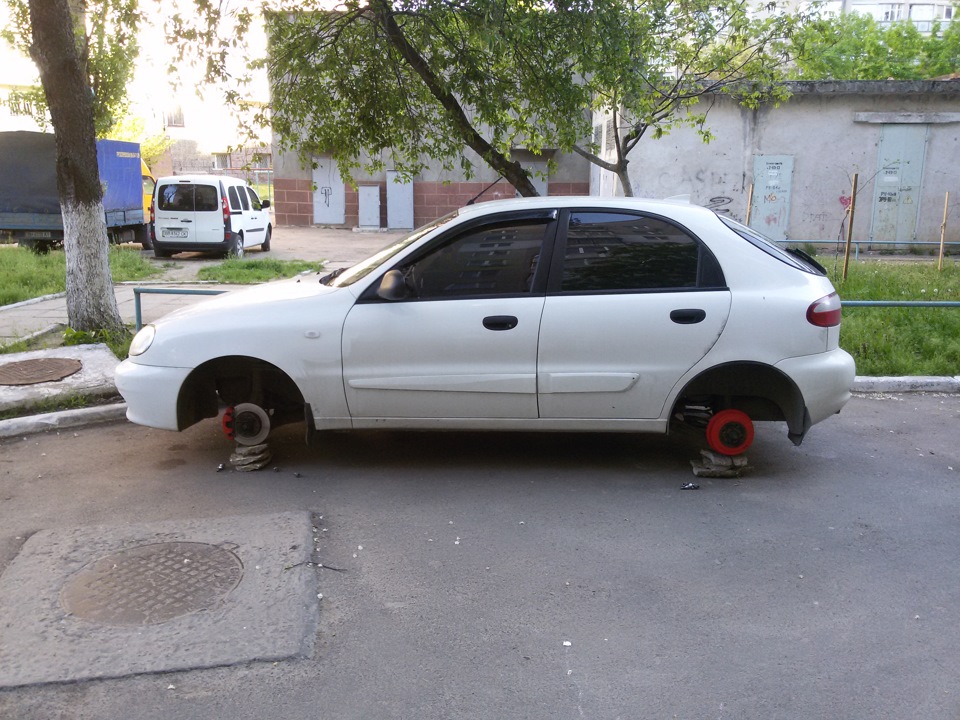 Вранці у дворі. 1