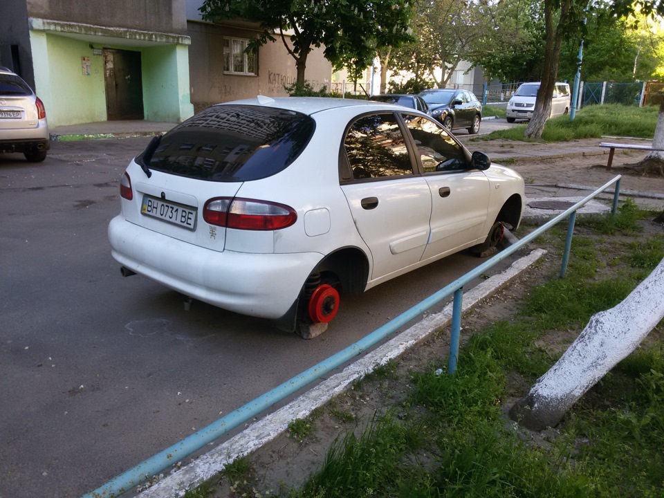 Вранці у дворі. 2