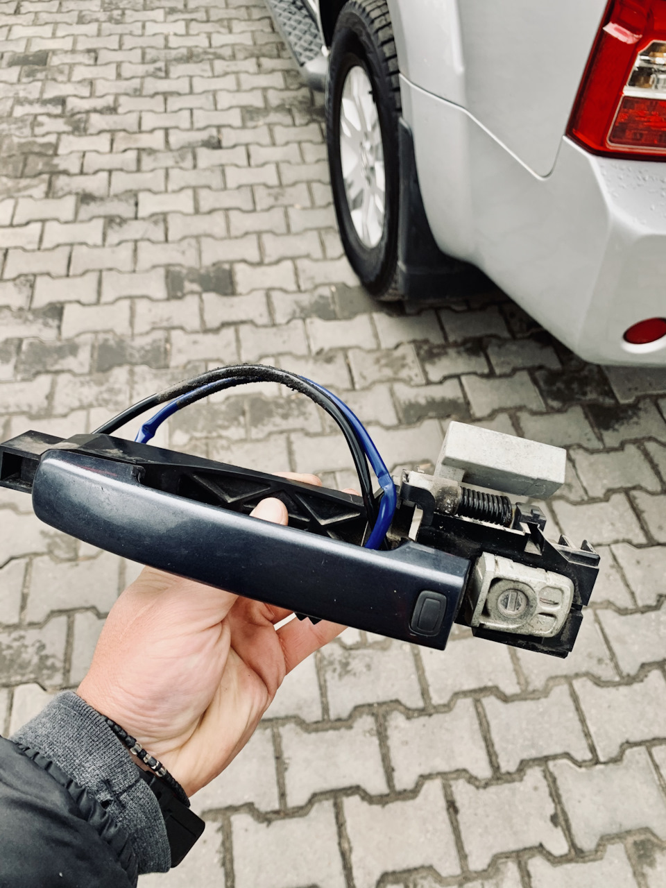 Прикупив тут на розбиранні пару ніштяків, молдинги на двері і поперечки на дах 4