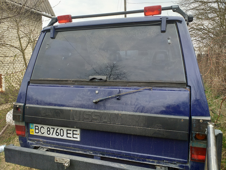 Гумка вікна багажника Nissan Patrol k260 5