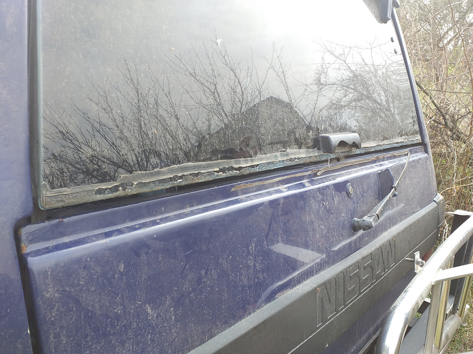 Гумка вікна багажника Nissan Patrol k260 2