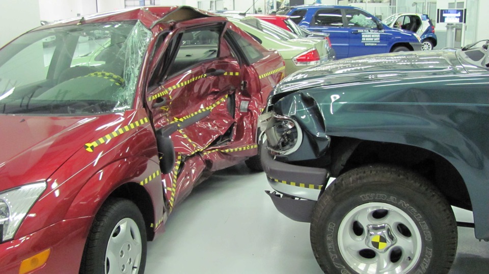 Що будить, якщо зіткнуть Nissan Patrol end Volkswagen Golf 3