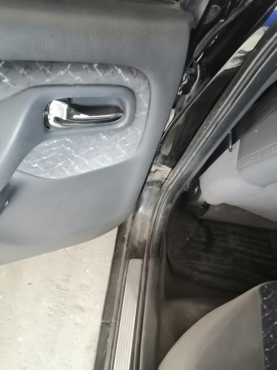 Не витримав, встановив ручки салону. 4
