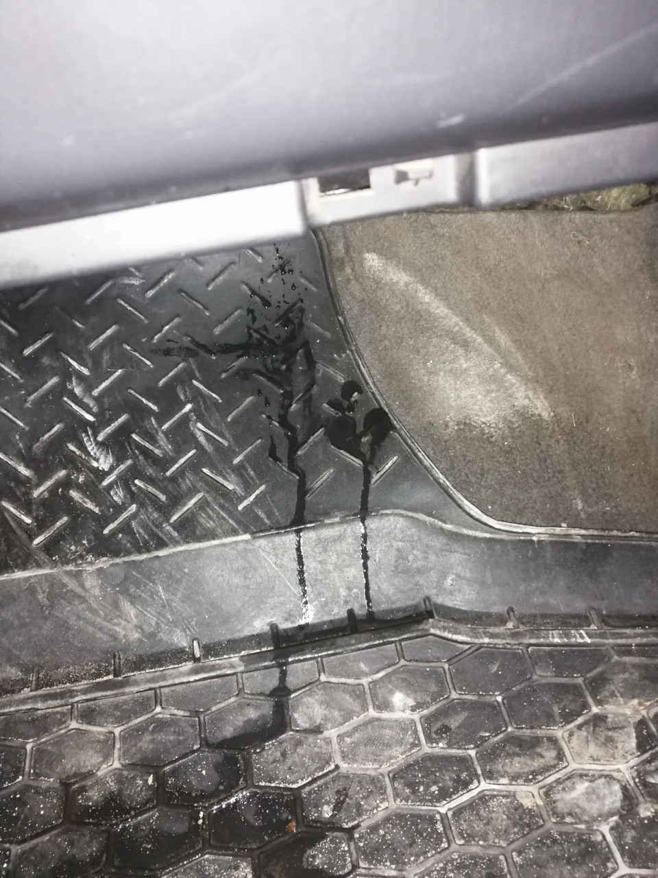 Виявив воду з пасажирського боку 1