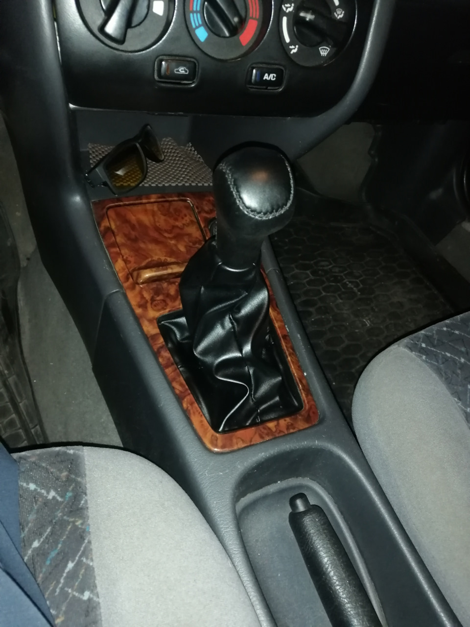 Замінив чохол на ручку кпп. 1