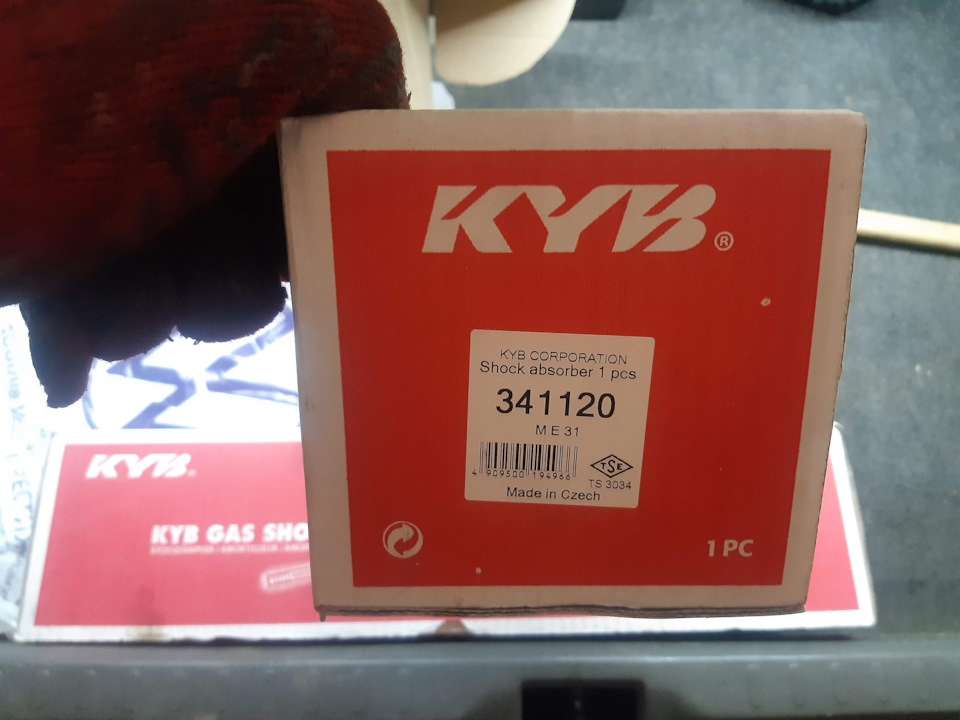 Замінив передні амортизатори KYB та верхні важелі 4