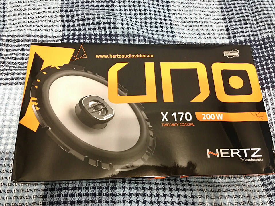 Hertz Uno X 170 в передні двері 2