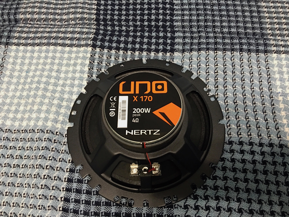 Hertz Uno X 170 в передні двері 5