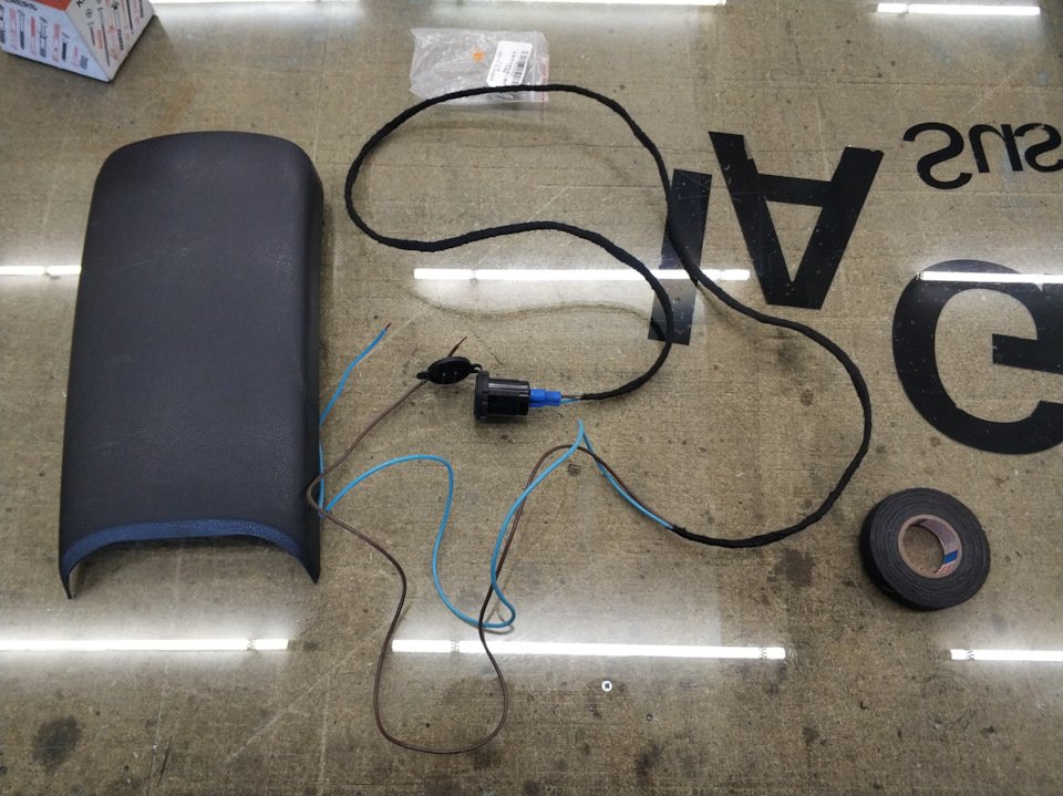 USB розетка заднім пасажирам 1
