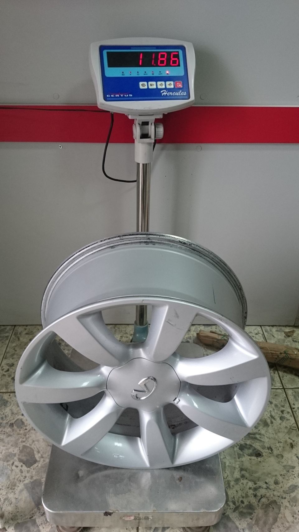37. Infinity R18 5*114.3 ET40 DIA 66.1 J8 2
