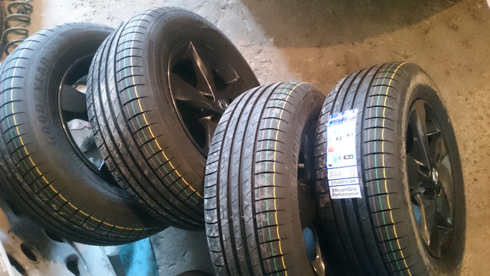 60. Goodyear EfficientGrip Performance 215/65 R16 98H 2