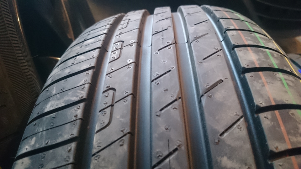 60. Goodyear EfficientGrip Performance 215/65 R16 98H 3
