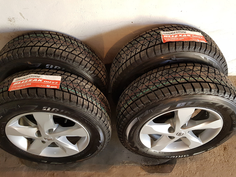 80. Bridgestone Blizzak DM-V2 215/65 R16 5
