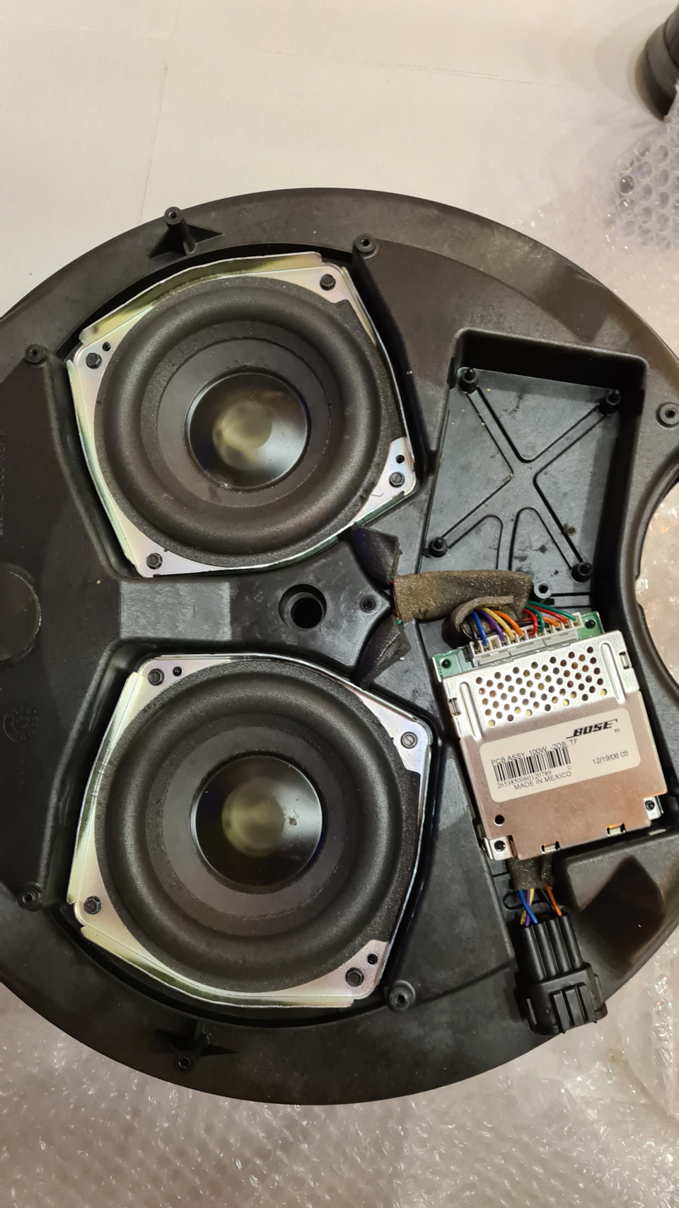 Встановлення сабвуфера BOSE 28170 CG000 у запаску 4
