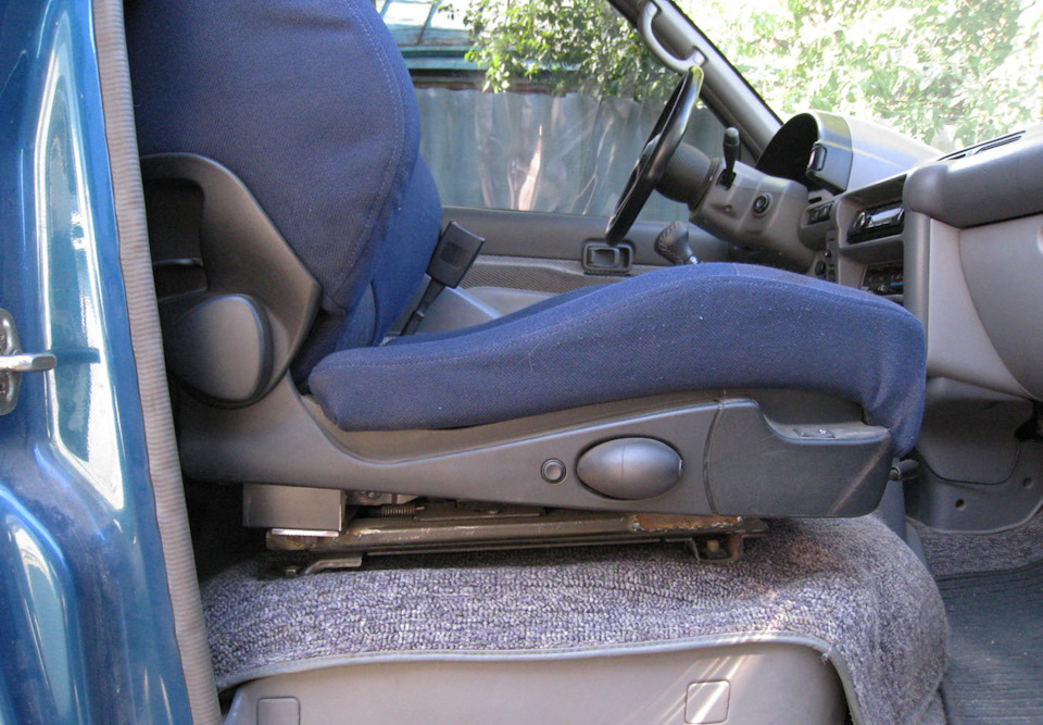 Сидіння Recaro Style в Ніссан Серена 3