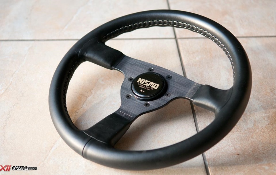 NISMO old style logo (наклейка на кнопку сигналу) 1