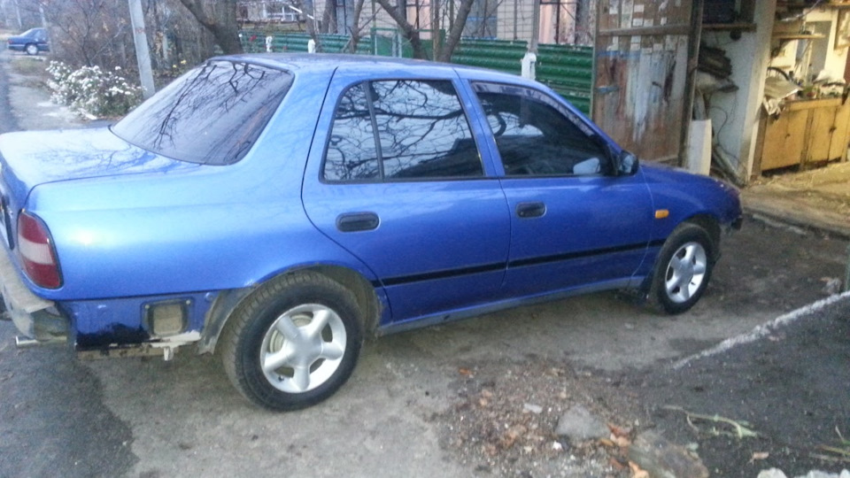 трохи зварювання Nissan Sunny N14 4