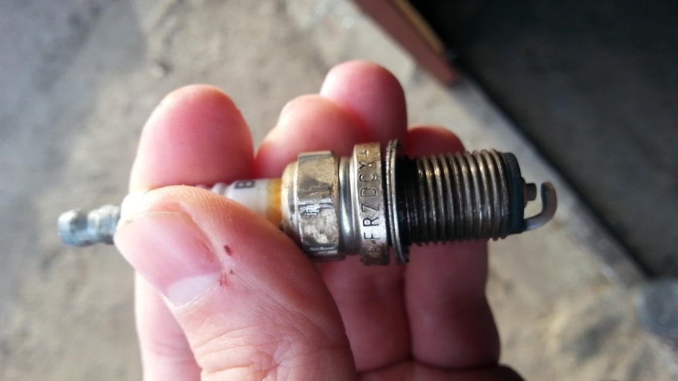 Зміна свічок на Denso Twin Tip K20TT Nissan Sunny N14 2