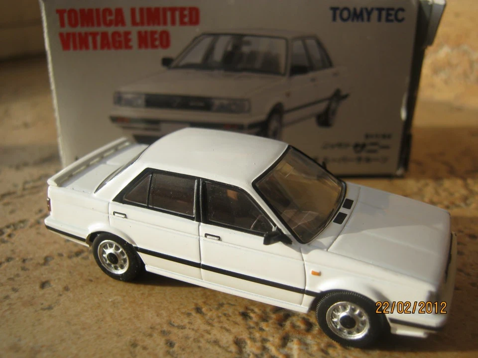 TOMICA LIMITED VINTAGE NEO NISSAN SUNNY 1500
