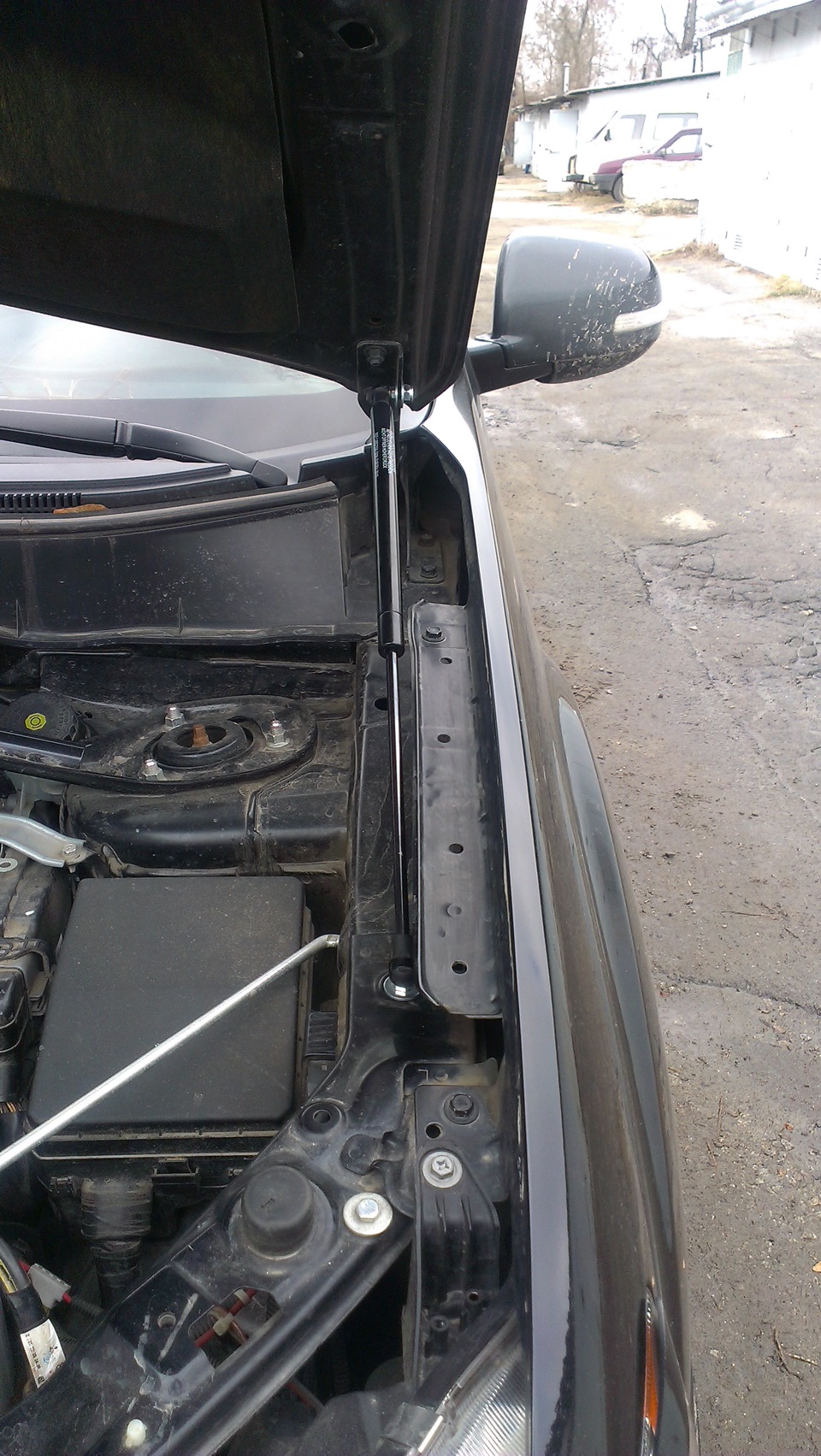 Газові упори капота для Mitsubishi Outlander XL 2010-2012. 1