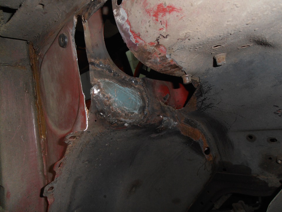 Дірка в моторному щиті 1