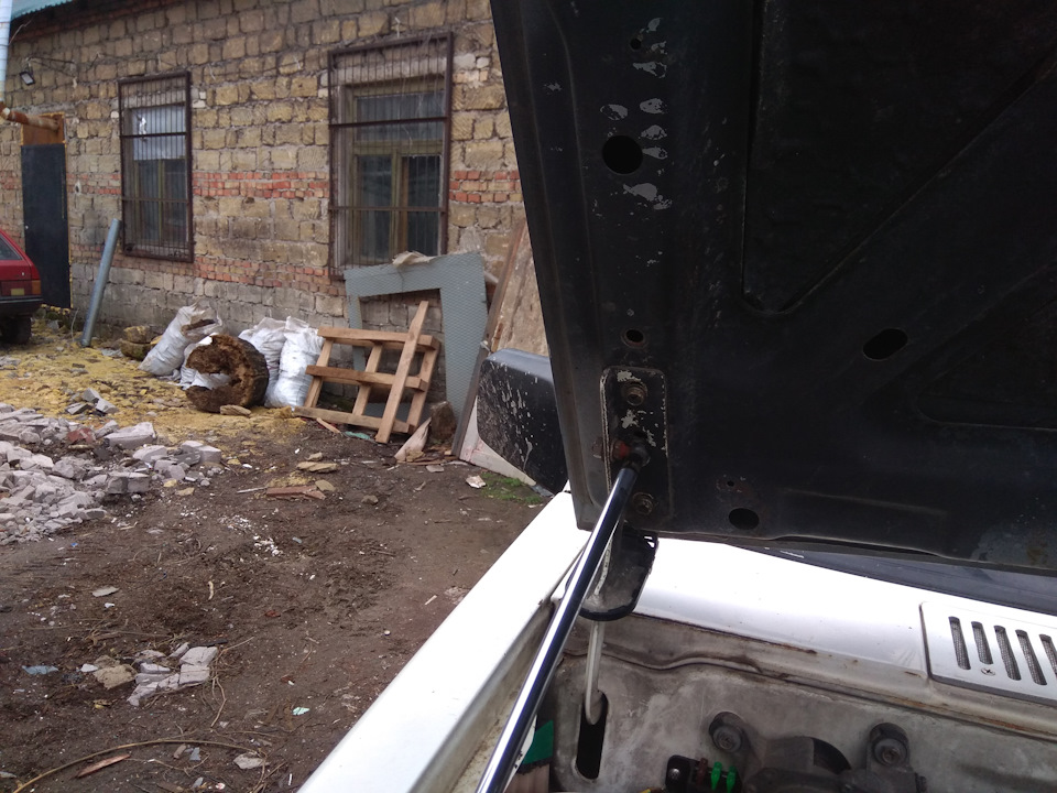 Стійки капота. 3