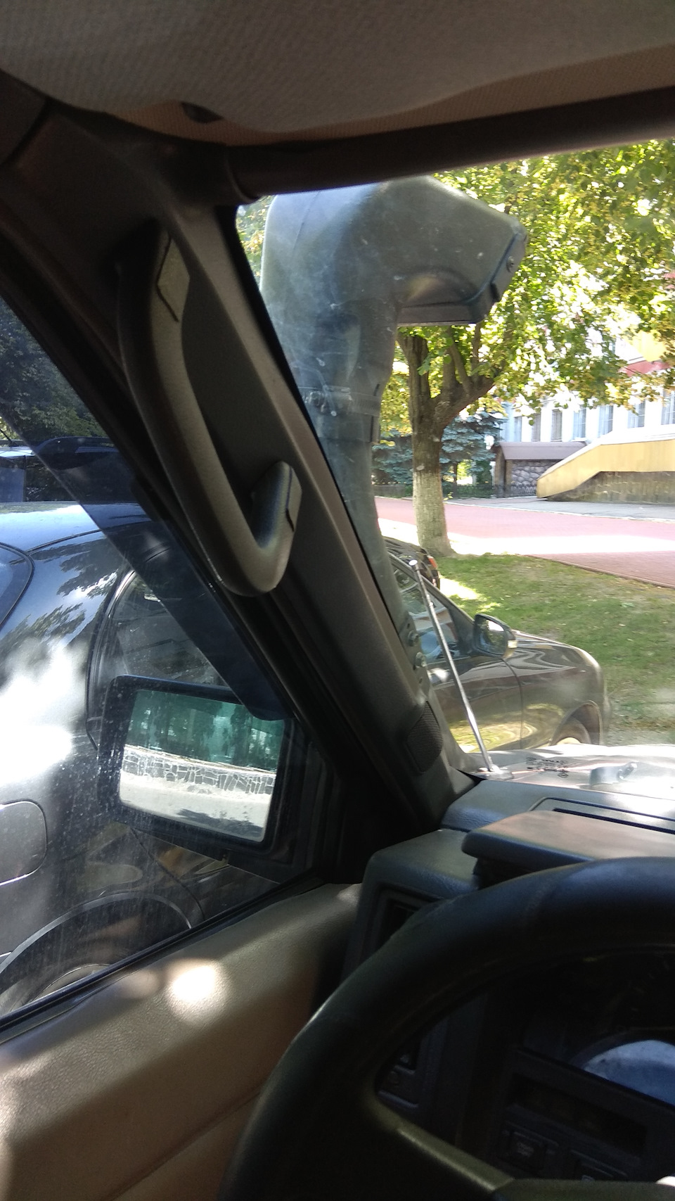 Ручки на передні стійки, як у труді :). 1