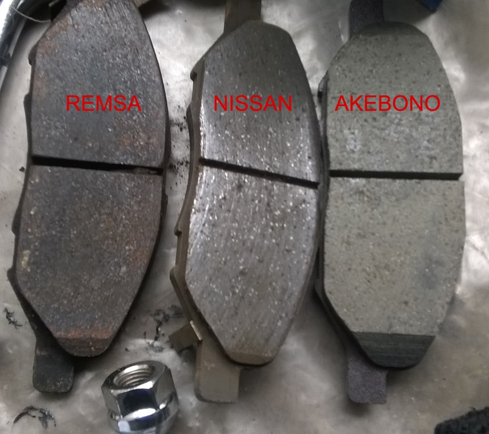Заміна передніх гальмівних колодок на японській тіїді №2 1