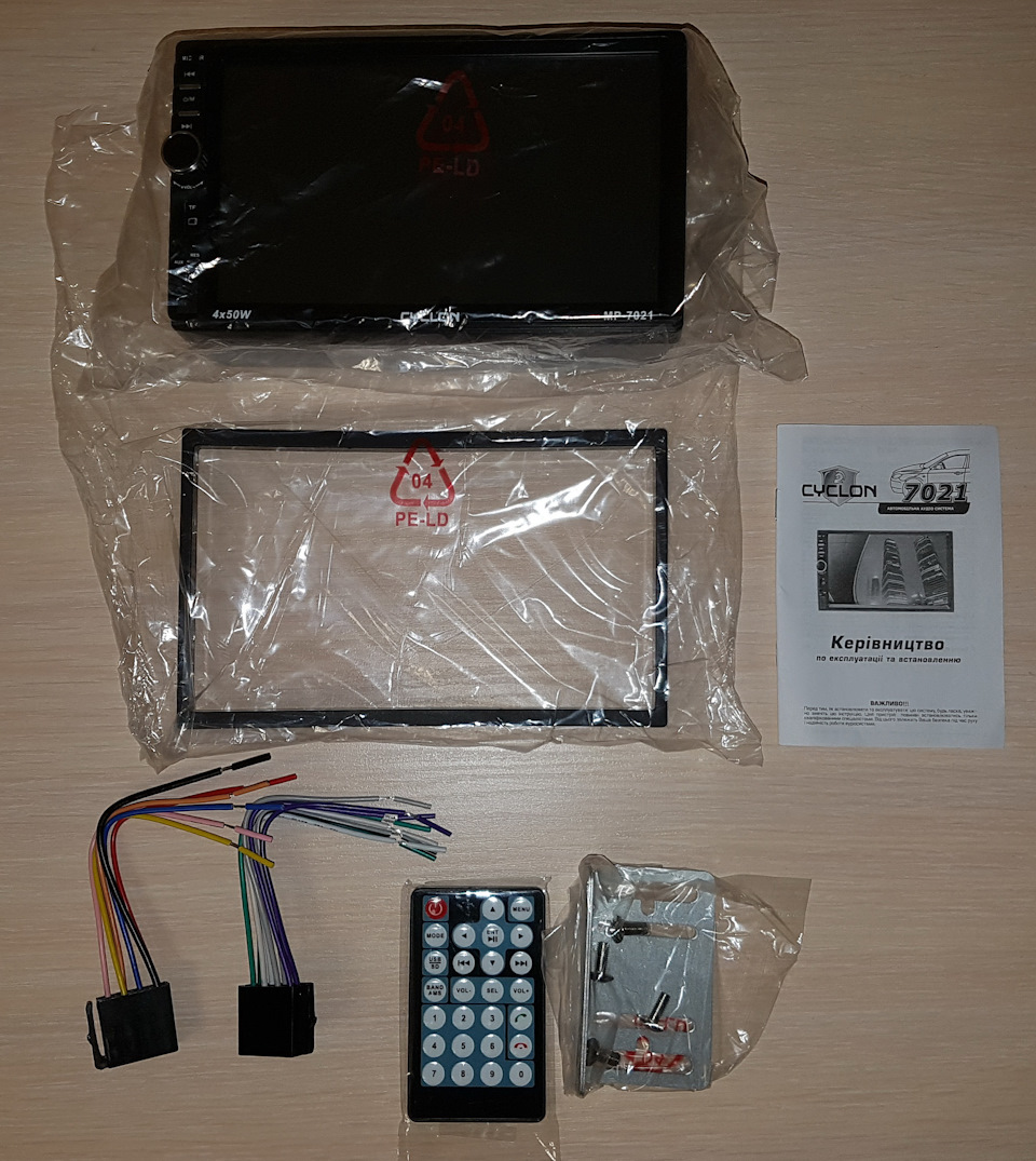 Розпакування: 2DIN Cyclon MP-7021 2