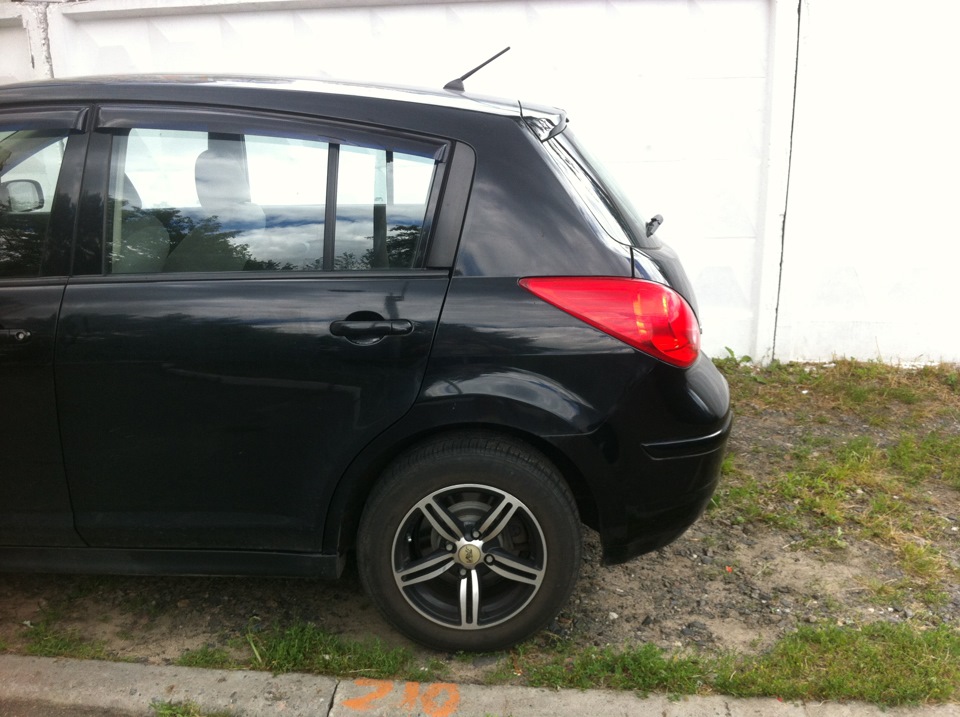 Задній спойлер на NISSAN TIIDA (Хетчбек) 4