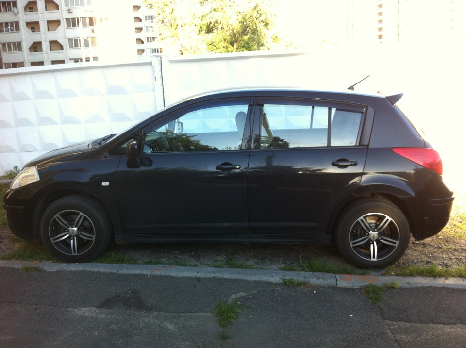 Задній спойлер на NISSAN TIIDA (Хетчбек) 1