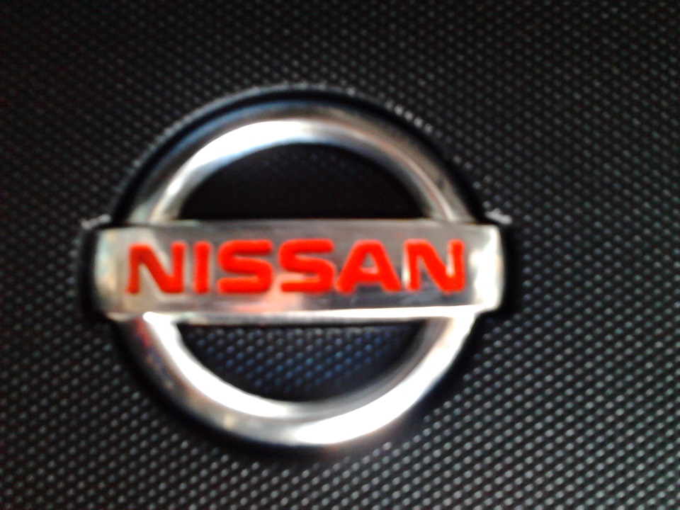 Освіжити та пофарбувати в інший колір емблеми NISSAN під капотами. 2
