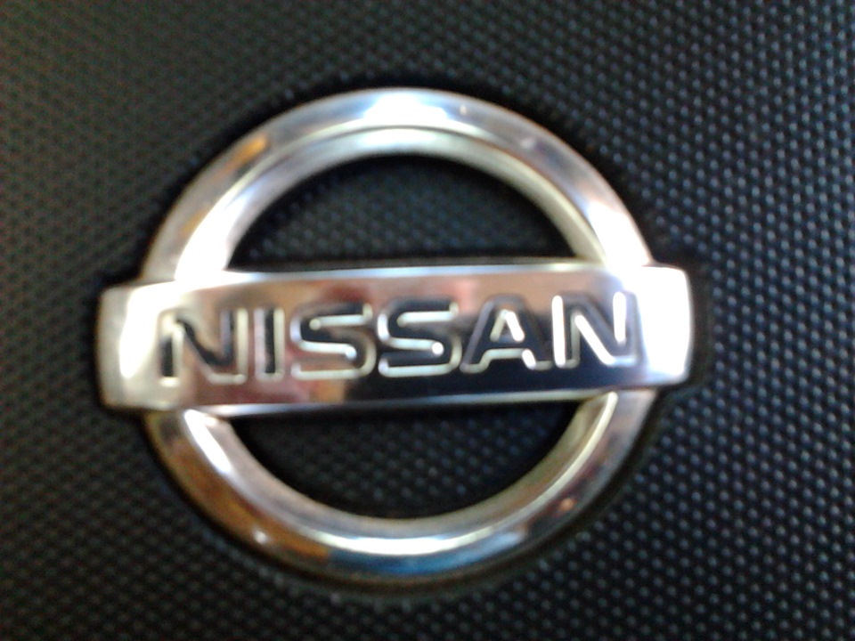 Освіжити та пофарбувати в інший колір емблеми NISSAN під капотами. 1