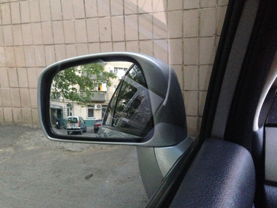 Зняття дзеркальної частини бічного дзеркала 1