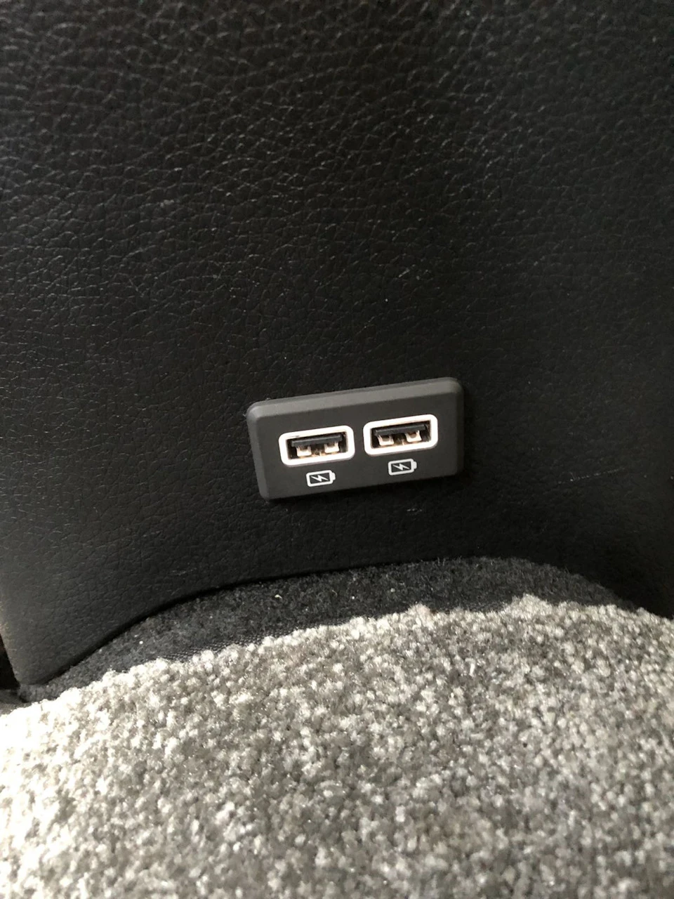Оригінальний USB на задній ряд.